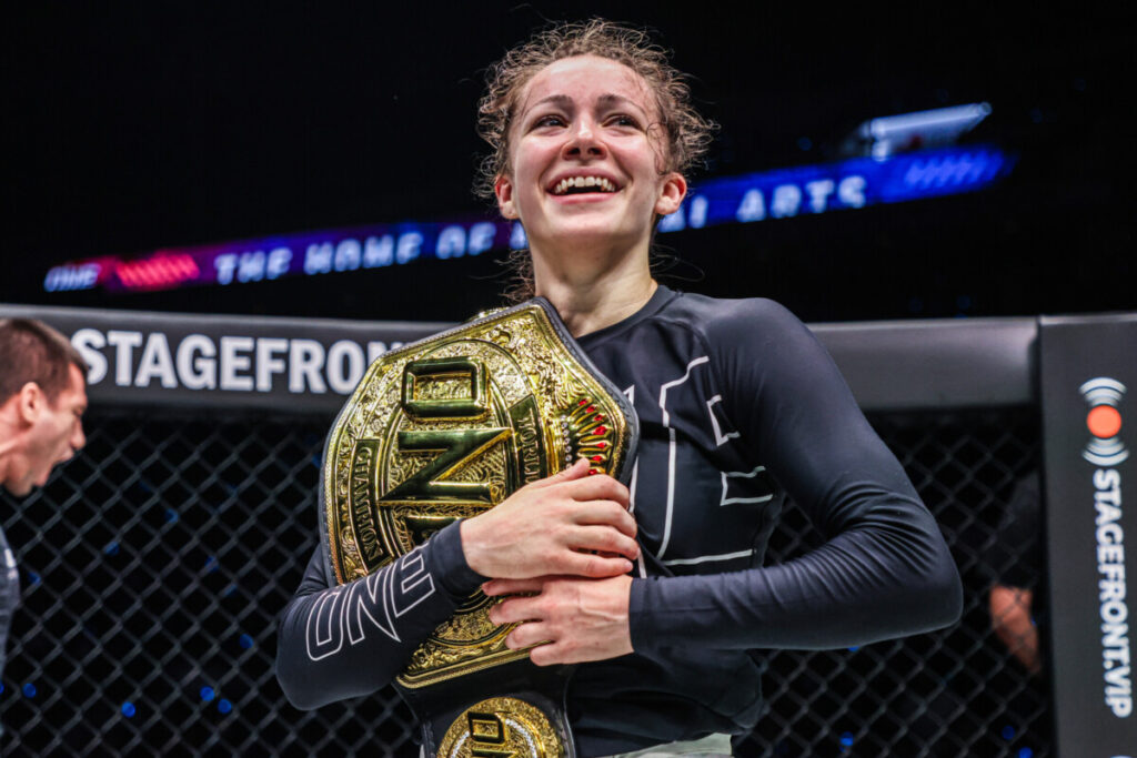 ผ่าชีวิตสวยสังหารแห่งวงการ BJJ “แดเนียล เคลลี” ราชินีปล้ำจับล็อก